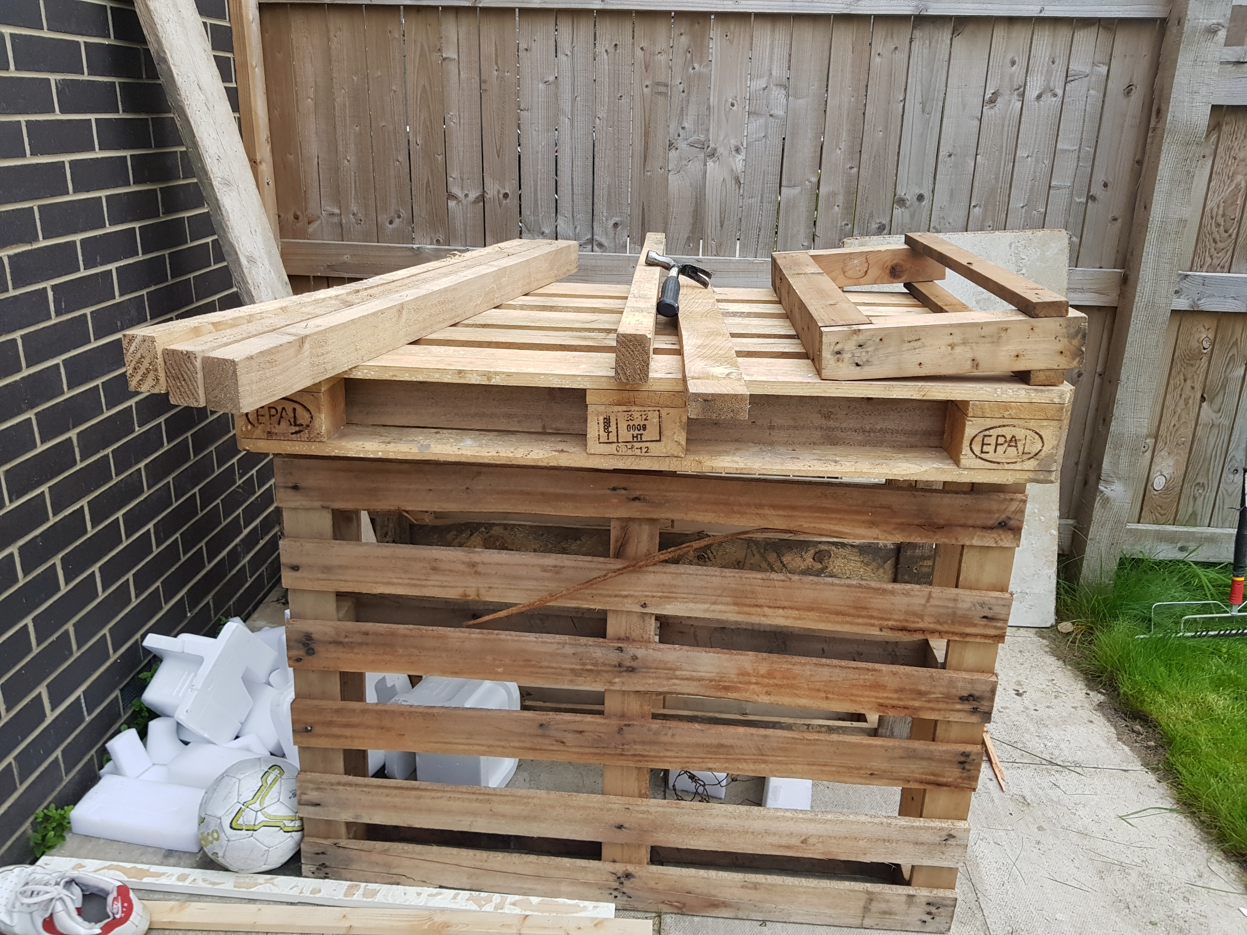 DIY Tiki Bar made from pallets | zMastaa